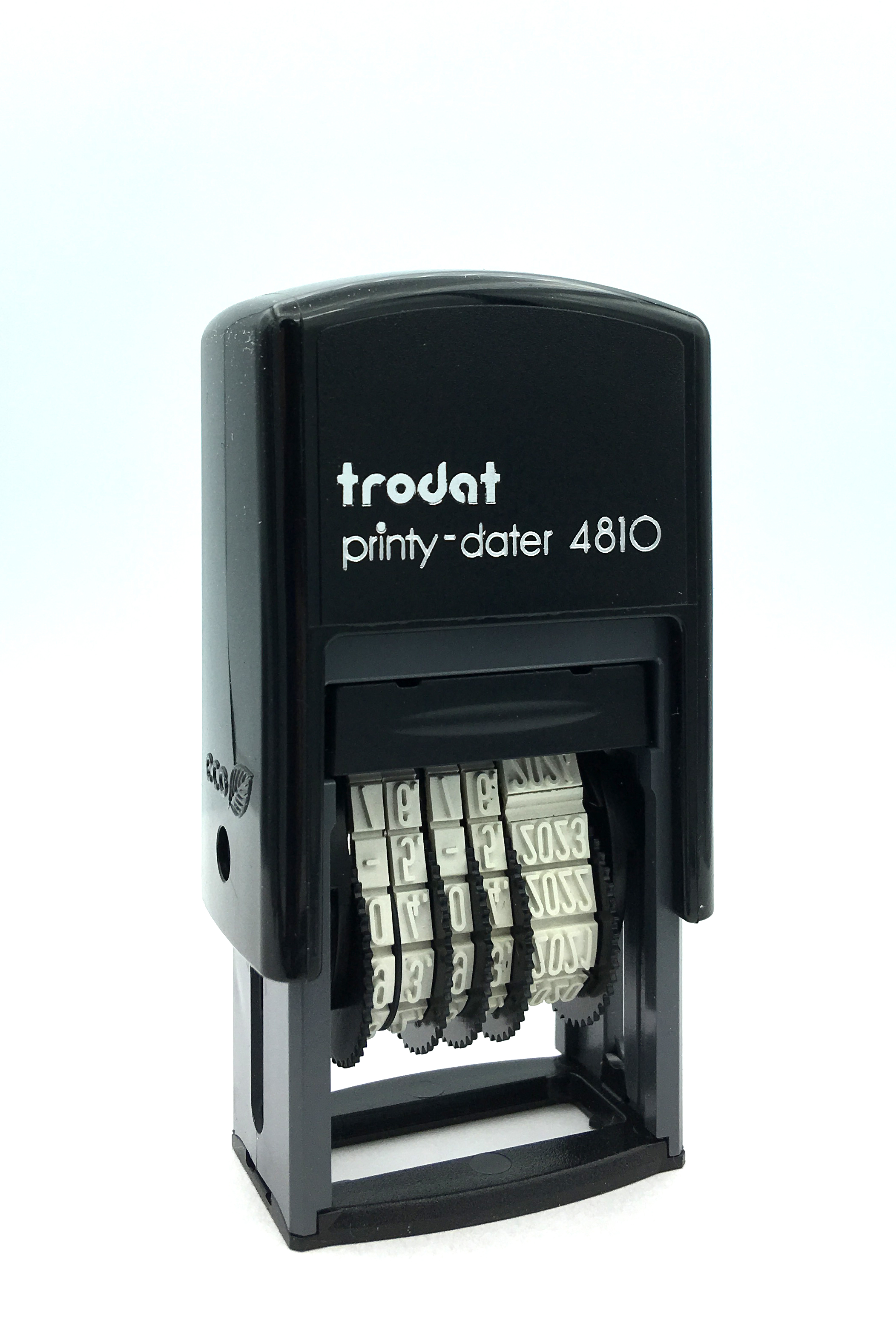 Пластиковый корпус с автоматическим окрашиванием Рифленая зона захвата для лучшего сцепления с пальцами Обновленный дизайн  Установка даты поворотом колесиков Оттиск однострочный Высота шрифта даты: 3,8 мм