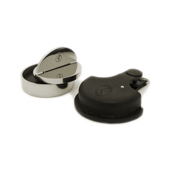 Металлическая карманная оснастка для круглой печати. Укомплектована штемпельной подушкой и чехлом из натуральной кожи. Диаметр 40 мм.